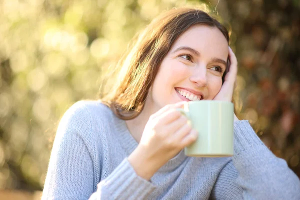 Gelukkige Vrouw Drinkt Koffie Een Park Kijkend Weg Naar Zonsopgang — Stockfoto