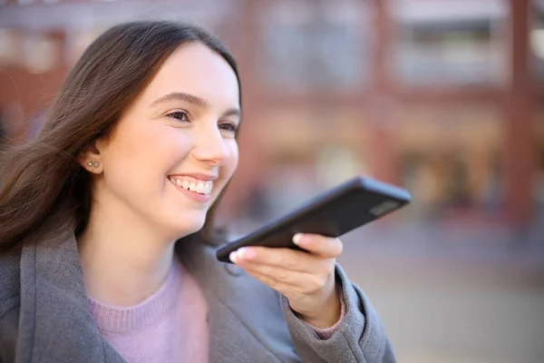 Mujer Feliz Invierno Dictando Mensaje Teléfono — Foto de Stock