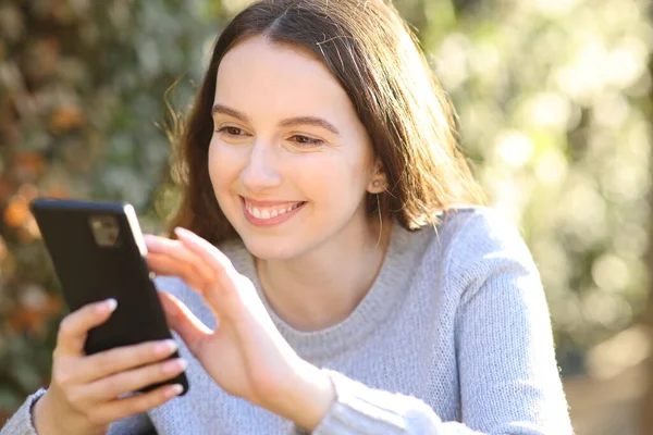 Gelukkig Vrouw Met Behulp Van Smart Phone Zitten Een Park — Stockfoto
