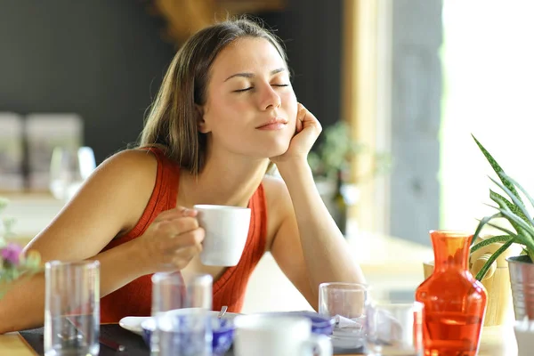 Nastolatek Relaksujący Siedzi Restauracji Przy Śniadaniu Trzymając Filiżankę Kawy — Zdjęcie stockowe