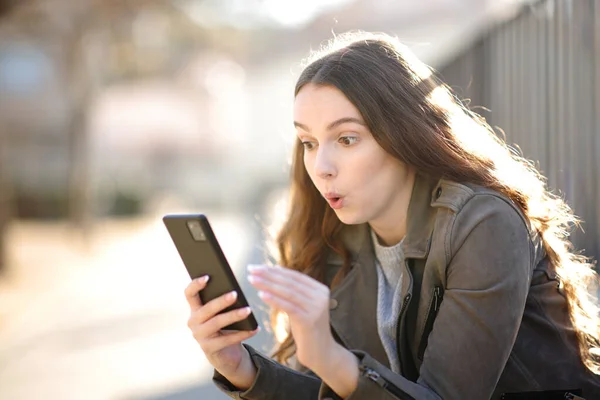 Förvånad Kvinna Tittar Sin Telefon Gatan — Stockfoto