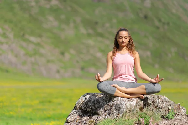 Framifrån Prortait Yogi Som Gör Yoga Klippa Berget — Stockfoto