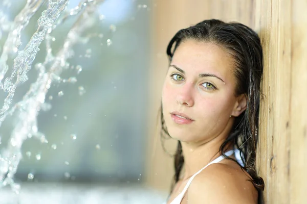 Hermosa Mujer Bañándose Spa Mira Cámara — Foto de Stock
