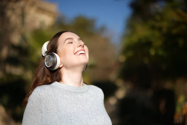 Счастливая Женщина Дышит Свежим Воздухом Смеется Слушая Аудио Наушниками Парке — стоковое фото