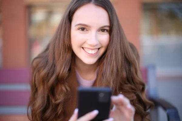 Framsidan Lycklig Kvinna Bänk Tittar Dig Hålla Telefonen Gatan — Stockfoto