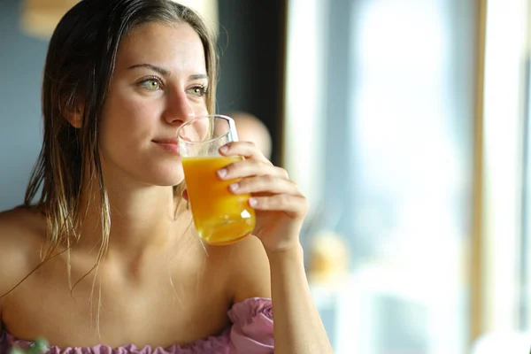 Glückliche Frau Trinkt Orangensaft Und Blickt Durch Ein Fenster Einem — Stockfoto