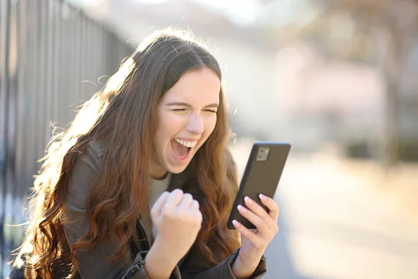 Spännande Kvinna Kontrollerar Smart Telefon Nyheter Utomhus — Stockfoto
