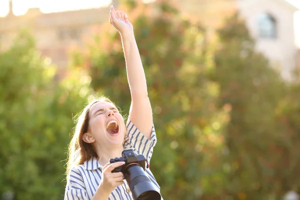 Ενθουσιασμένος Φωτογράφος Κρατώντας Κάμερα Γιορτάζει Την Επιτυχία Σηκώνοντας Χέρια Ένα — Φωτογραφία Αρχείου