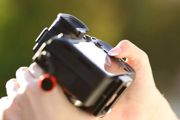 Parka Aynasız Kamera Koyan Bir Fotoğrafçının Elini Kapat — Stok fotoğraf