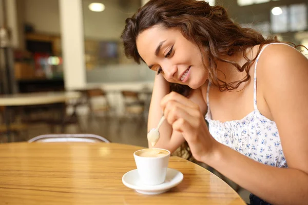 Szczera Kobieta Mieszająca Kawę Siedząc Restauracji — Zdjęcie stockowe