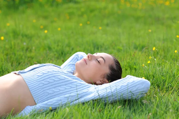 Casual Woman Relaxing Lying Grass Nature — Stock Photo, Image