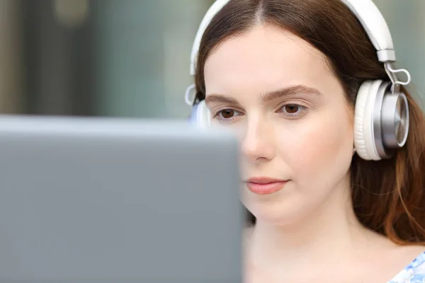 Close Retrato Uma Mulher Séria Usando Fone Ouvido Usando Laptop — Fotografia de Stock