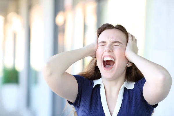 Stres Žena Křičí Stojící Ulici Rukama Hlavě — Stock fotografie
