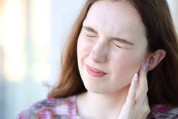 Kobieta Cierpiąca Zapalenie Ucha Narzekająca Ulicy — Zdjęcie stockowe