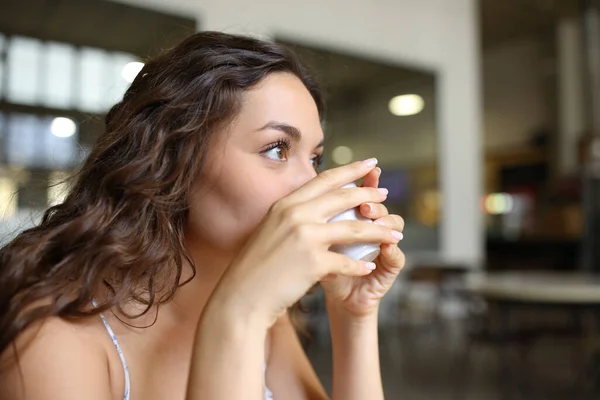 Profiel Van Een Afgeleid Vrouw Die Koffie Drinkt Uit Een — Stockfoto