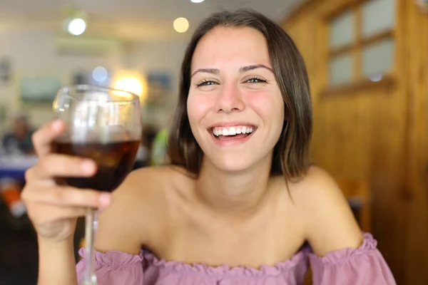 Frontansicht Eines Lachenden Teenagers Mit Einer Limo Tasse Einem Restaurant — Stockfoto