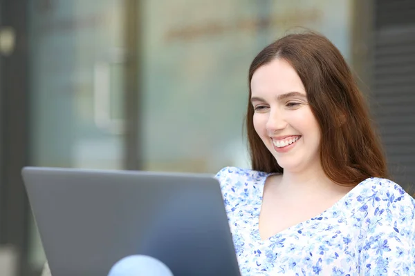 Gelukkig Vrouw Met Behulp Van Laptop Glimlachen Gezeten Straat — Stockfoto