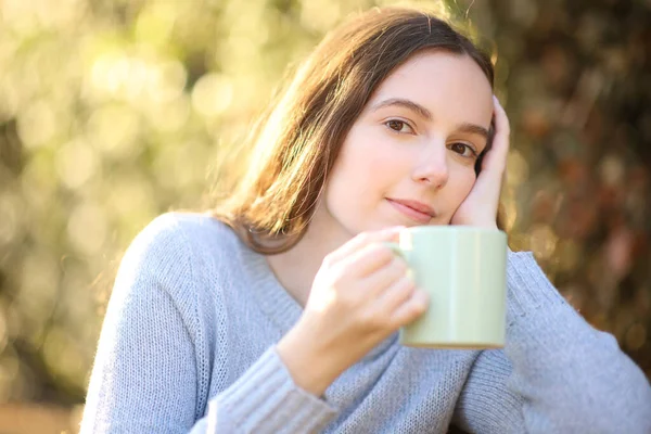 Pensive Woman Sitting Park Holding Coffee Looks You Sunset — Stock Photo, Image