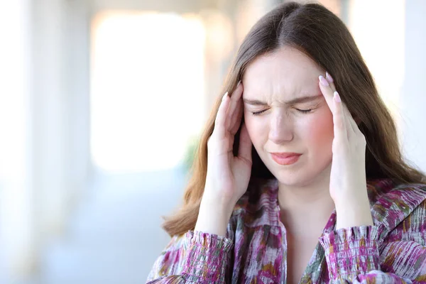Gestresste Vrouw Lijdt Aan Migraine Aanval Raken Tempel Straat — Stockfoto