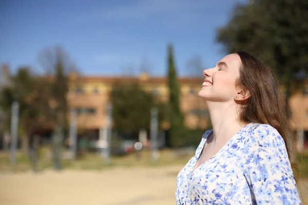 Perfil Una Mujer Feliz Respirando Aire Fresco Parque Residencial — Foto de Stock