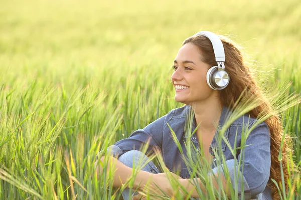 Щаслива Випадкова Жінка Слухає Музику Навушниках Полі — стокове фото