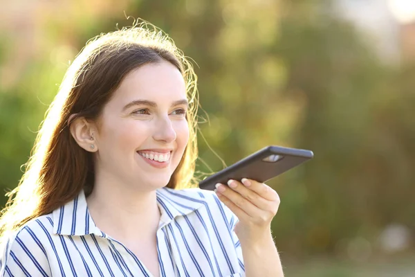 Щаслива Жінка Диктує Повідомлення Мобільному Телефоні Парку — стокове фото