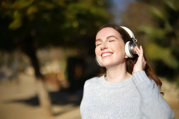 Mujer Feliz Escuchando Música Parque Con Auriculares Día Soleado — Foto de Stock