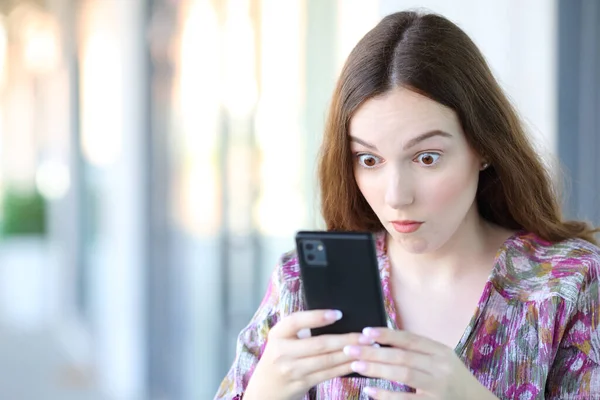 Verbijsterde Vrouw Die Mobiele Telefoon Controleert Terwijl Straat Loopt — Stockfoto