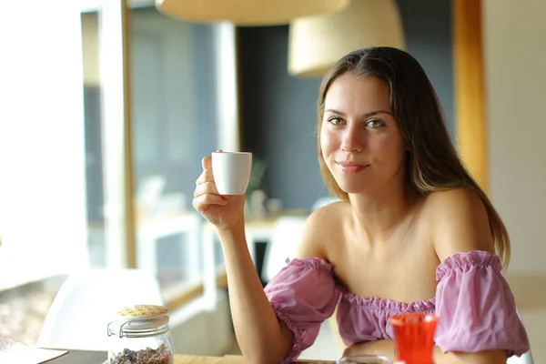 Glad Tonåring Tittar Dig Restaurang Med Kaffekopp — Stockfoto