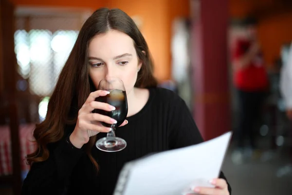 Poważna Kobieta Pije Czyta Menu Siedząc Barze — Zdjęcie stockowe
