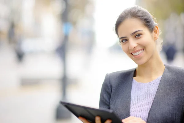 Happy Executive Posing Looking Camera Holding Tablet Street — Stock Photo, Image