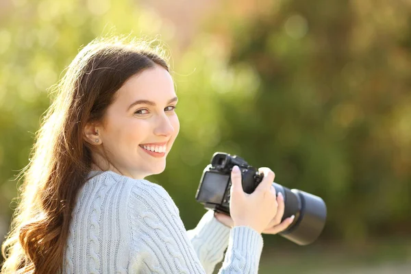 Fotógrafo Feliz Parque Olha Para Você Segurando Câmera — Fotografia de Stock