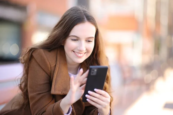 Gelukkig Vrouw Met Behulp Van Mobiele Telefoon Zitten Een Bank — Stockfoto