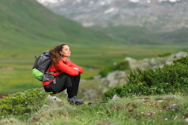Wanderer Sitzt Einem Schönen Tal Und Schaut Weg — Stockfoto
