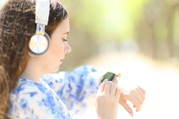 Профиль Женщины Слушающей Аудио Наушниках Помощью Смартфонов Парке — стоковое фото