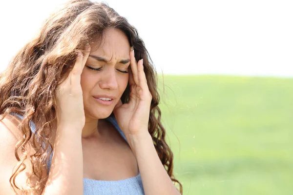 Zestresowana Kobieta Cierpiąca Ból Głowy Polu — Zdjęcie stockowe