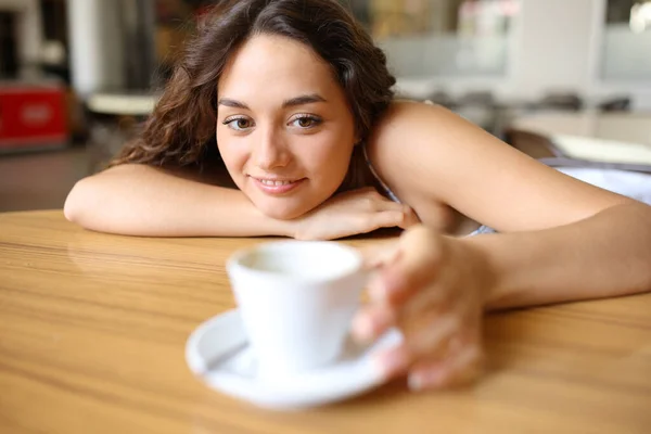 Kahve Dükkanındaki Kadın Masanın Üstünde Fincan Yakalıyor — Stok fotoğraf