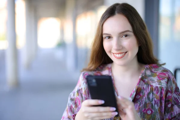 Lycklig Kvinna Som Håller Mobiltelefon Tittar Kameran Gatan — Stockfoto