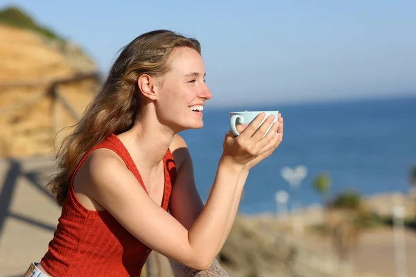 Szczęśliwa Kobieta Rozmyślająca Śmiejąca Się Plaży Trzymająca Kawę — Zdjęcie stockowe