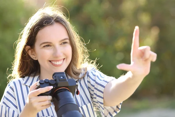 Fotógrafo Feliz Calculando Quadro Com Sua Mão Segurando Câmera Mirrorless — Fotografia de Stock