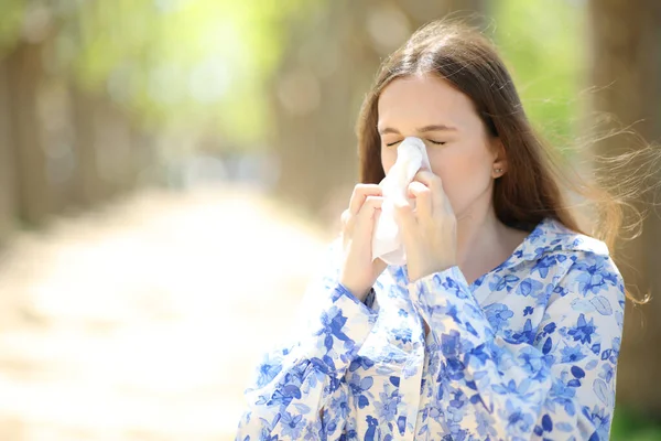 Mulher Alérgica Soprando Tecido Andando Verão Parque — Fotografia de Stock