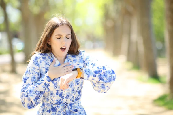 Astmatyczna Kobieta Kontroluje Pulsacje Smartwatch Dławiących Się Parku — Zdjęcie stockowe