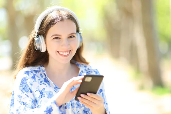Glückliche Frau Mit Kopfhörer Die Musik Hört Und Ihr Smartphone — Stockfoto