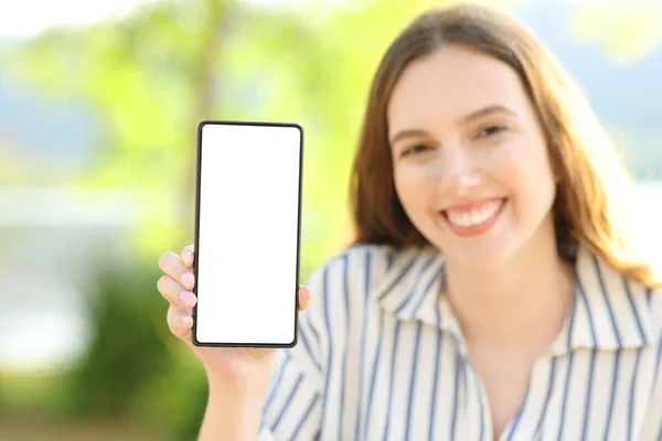 Szczęśliwa Kobieta Pokazuje Ekran Smartfona Kamerze Naturze — Zdjęcie stockowe