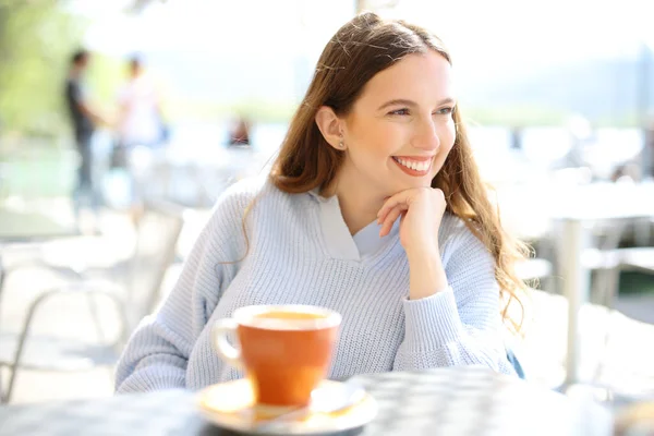 Mujer Feliz Mira Hacia Otro Lado Sentado Terraza Una Cafetería —  Fotos de Stock