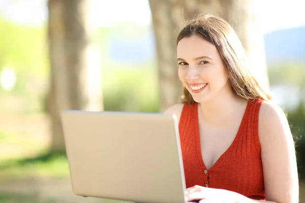 Glückliche Frau Schaut Dich Mit Laptop Der Natur — Stockfoto