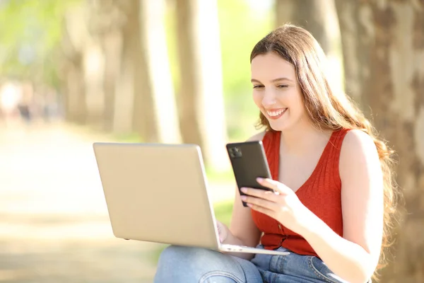 Mulher Feliz Usando Laptop Telefone Celular Sentado Parque Verão — Fotografia de Stock