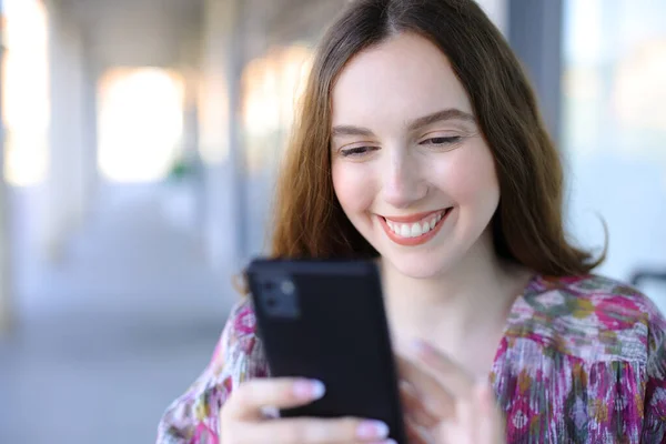Szczęśliwa Kobieta Korzystająca Smartfona Spacerującego Ulicy — Zdjęcie stockowe