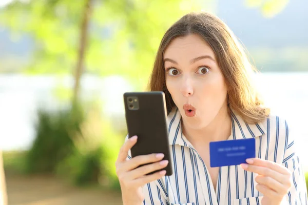 Έκπληκτος Online Αγοραστής Κρατώντας Τηλέφωνο Και Πιστωτική Κάρτα Σας Κοιτάζει — Φωτογραφία Αρχείου