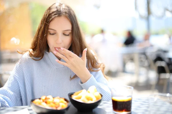 Restaurantkunde Isst Und Leckt Finger Auf Einer Terrasse — Stockfoto